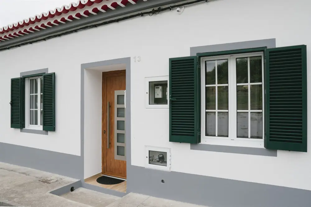Casa tradicional branca na Ribeira Grande