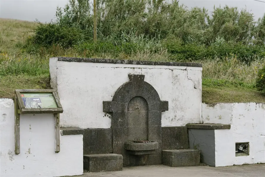 Fontanário de pedra num trilho da Ribeira Grande
